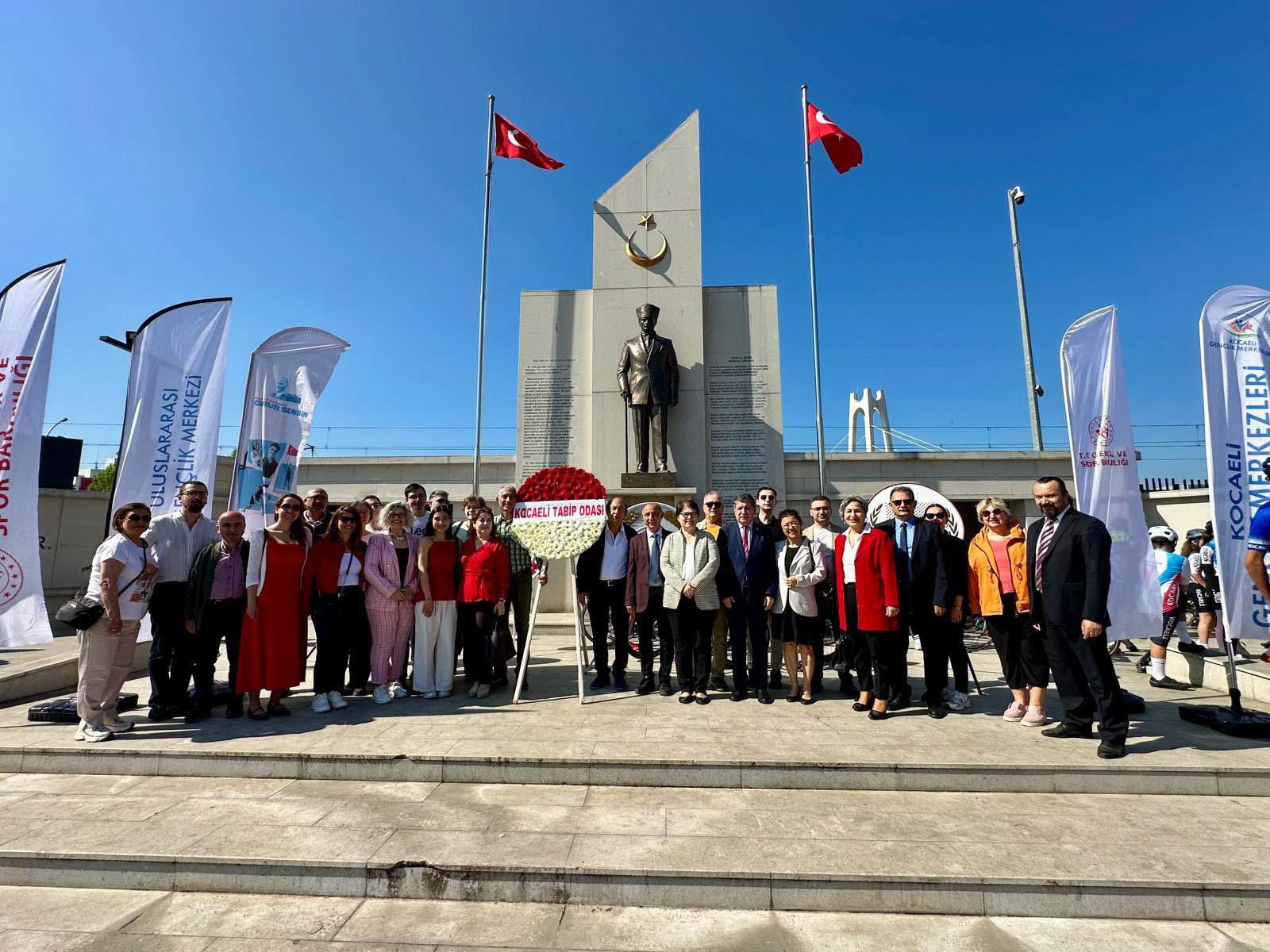 Tıbbiyeli gençlerimizin de katılımıyla 19 Mayıs Atatürk’ü Anma Gençlik ve Spor bayramımızı İzmit Kent Meydanı’nda Atamızın huzurunda kutladık.