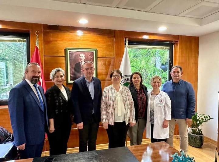 Kocaeli Tabip Odası Yönetim Kurulu olarak seçim sonrasındaki ziyaretler kapsamında KOÜ Tıp Fakültesi Dekanı Anestezi Uzm. Prof.Dr.Alparslan KUŞ’u ziyaret ettik. Tıp Fakültesi Dekanlık ziyaretimizde Mezuniyet Öncesi ve Mezuniyet Sonrası Tıp Eğitimi kapsamında ortak çalışmalar yapmak, Tıp öğrencileri ve asistan hekimlere yönelik Tabip Odası faaliyetlerinin tanıtıldığı toplantılar gerçekleştirmek,  14 Mart Tıp Bayramı etkinlikleri kapsamında ve Tıp Fakültesi Mezuniyet törenlerinde kurumsal işbirliği yapmakla ilgili karşılıklı görüş alışverişinde bulunduğumuz yararlı bir görüşme gerçekleştirdik. Tıp Fakültesi Dekanı Sayın Prof.Dr. Alparslan Kuş'a  ve Dekan Yardımcıları Prof.Dr. Ayten Yazıcı ve Prof.Dr. İpek Komsuoğlu  Çelikyurt'a misafirperverlikleri icin teşekkür ederiz. 